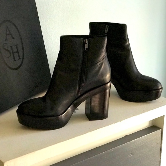 ASH DAKOTA - Picture 1 of 11